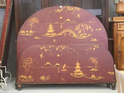 null Lit en bois à décor de pagodes chinoises
146 x 192 cm
Avec ses montants