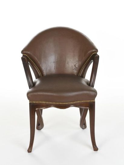 null Louis MAJORELLE (1859-1926) 
Fauteuil en acajou nervuré à accotoirs formant...