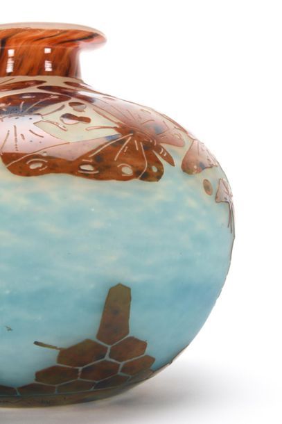 null LE VERRE FRANÇAIS 
Vase de forme boule en verre multicouche à décor dégagé à...