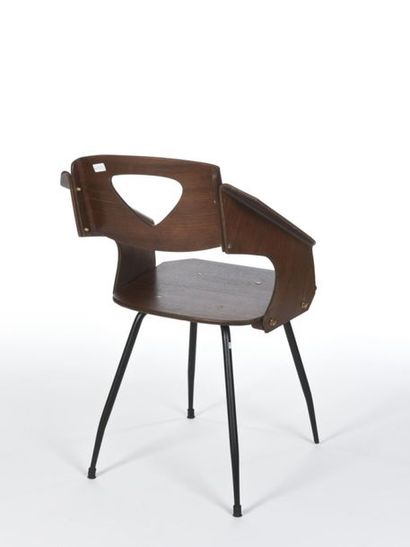 null Carlo RATTI (1890-1960)
Suite de deux chaises en placage de teck courbé et laiton...