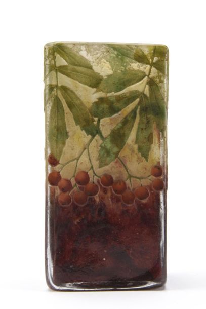 null DAUM Nancy
Vase de forme quadrangulaire losange à décor en verre gravé à l'acide...