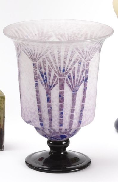 null CHARDER (SCHNEIDER Charles, 1881-1953)
& LE VERRE FRANÇAIS
Vase cornet sur piédouche...