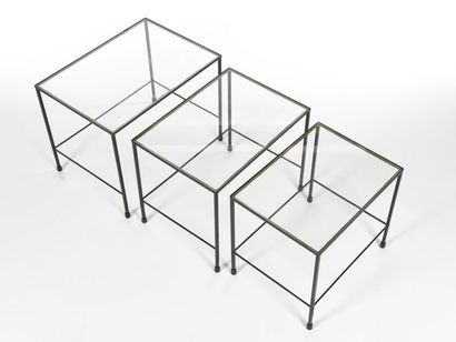 null TRAVAIL 1950
Suite de trois tables gigognes à structure en métal laqué noir...