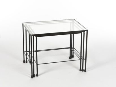 null TRAVAIL 1950
Suite de trois tables gigognes à structure en métal laqué noir...