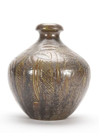 null Roger GUERIN (1896-1954)
Vase de forme à col resserré à décor de végétaux tournant...