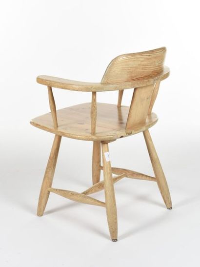 null ASKO Finland
Suite de quatre fauteuils en pin massif à larges accoudoirs. 
Etiquette...
