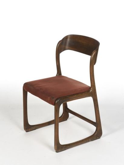 null BAUMANN (XXème) 
Suite de quatre chaises modèle Traineau en hêtre teinté foncé,...
