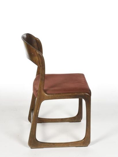 null BAUMANN (XXème) 
Suite de quatre chaises modèle Traineau en hêtre teinté foncé,...