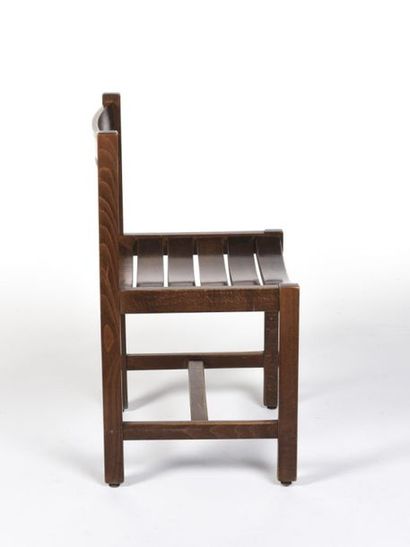 null André SORNAY (1902-2000) 
Suite de six chaises tout bois teinté foncé à assise...