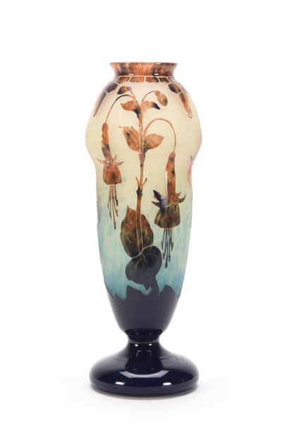 null LE VERRE FRANÇAIS
Vase de forme balustre sur piédouche à décor dégagé à l'acide...