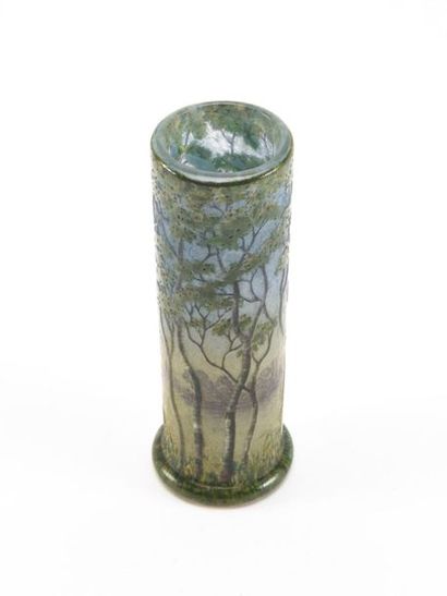 null DAUM NANCY
Vase de forme cylindrique à base ourlet à décor dégagé à l'acide...