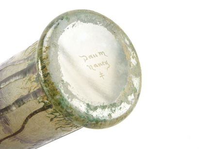 null DAUM NANCY
Vase de forme cylindrique à base ourlet à décor dégagé à l'acide...