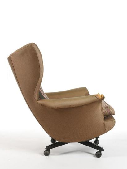 null GPLAN Team
Large fauteuil à oreilles sur roulettes modèle 6250 garnie de mousse...