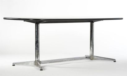 null Giancarlo PIRETTI (né en 1940) 
Table à plateau ovale en stratifié noir et double...