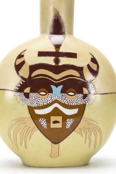 null Hilton MC CONNICO (1943-2018)
Vase à décor d'un masque ethnique.
Signé et marqué...