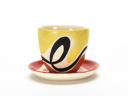 null Roland BRICE (1911-1989) 
Tasse et sous tasse en céramique polychrome à décor...