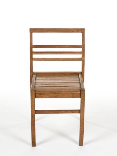 null René GABRIEL (1890-1950)
Chaise modèle 103 en chêne à dossier légèrement incurvé...