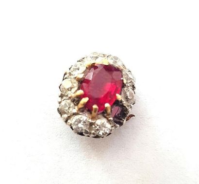 null Débris en or griffée d'une pierre rouge imitation entourée de 9 diamants taille...