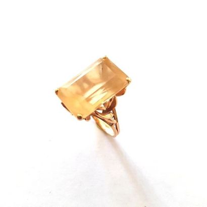 null Bague en or jaune (585) 14K griffée d'une importante citrine taillée à degré....