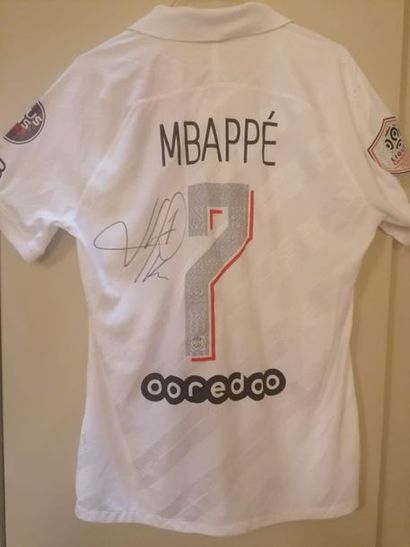 null [Football] Mailllot + short PSG Kylian MBAPPE 
A 22 ans, Kylian Mbappé est considéré...