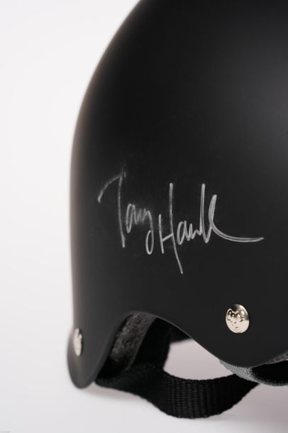 null [Skate] Helmet Tony HAWK 
At 52 years old, Tony Hawk is a skateboarding legend....