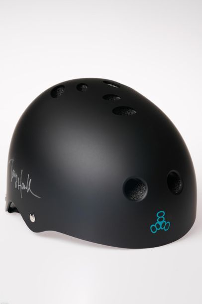 null [Skate] Helmet Tony HAWK 
At 52 years old, Tony Hawk is a skateboarding legend....