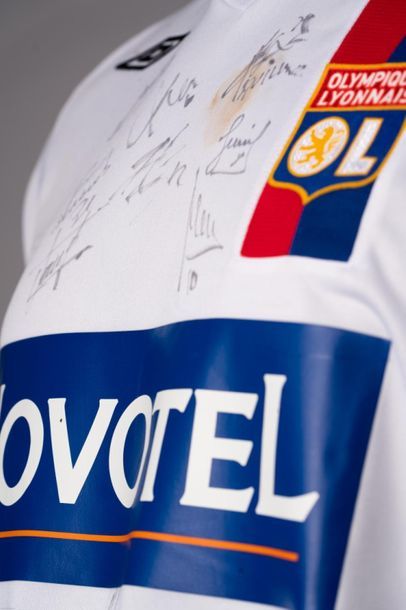 null [Football] Maillot de l'OL cru 2006-2007
Quel souvenir pour les supporters lyonnais !...