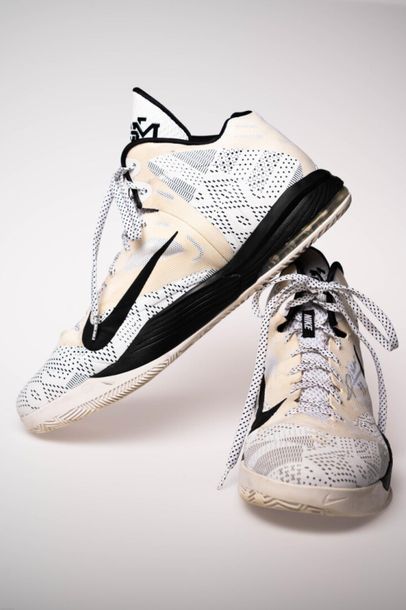 null [Basket] Chaussures Boris DIAW 
Cette paire de Nike en 50,5 (US 16, UK 15) est...