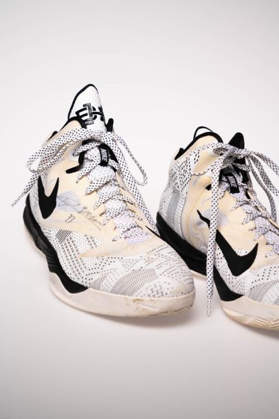 null [Basket] Chaussures Boris DIAW 
Cette paire de Nike en 50,5 (US 16, UK 15) est...