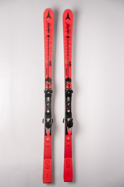 null [Ski alpin] Dossard rouge et paire de skis Marcel HIRSCHER 
Trois médailles...