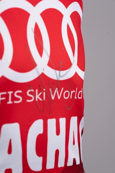 null [Ski alpin] Paire de skis et dossard rouge Mikaela SHIFFRIN
Double championne...