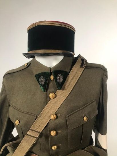 null Veste kepi pochette en cuir et besace en toile d'officier du service de santé...