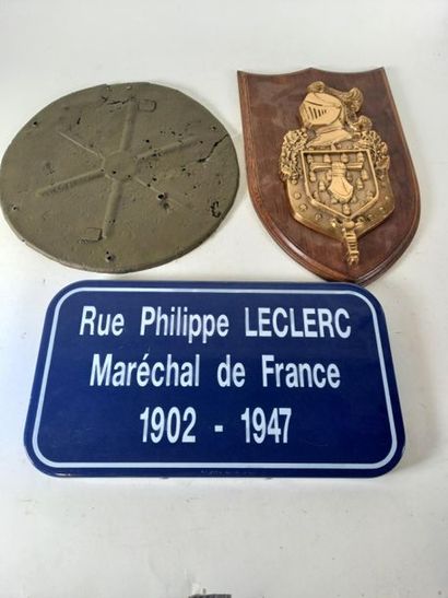 null Plaque de rue Maréchal Leclerc, plaque de mine et plaque de régiment