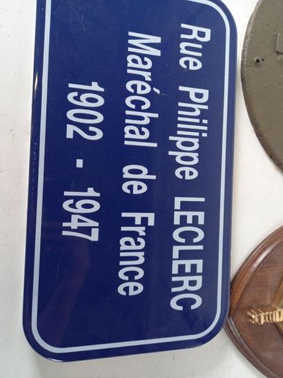 null Plaque de rue Maréchal Leclerc, plaque de mine et plaque de régiment