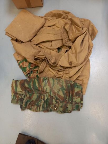 null 2 bâches en toile, un poncho camouflage et un pantalon de trélli camouflage