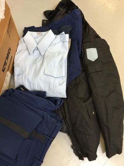 null Lot de vêtements de gendarmerie comprenant des chemises et des pantalons et...