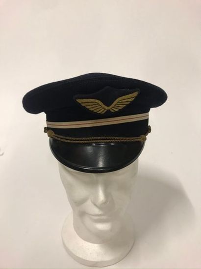 null Deux casquettes de l'armée de l'air française et un couvre-casquette en laine...