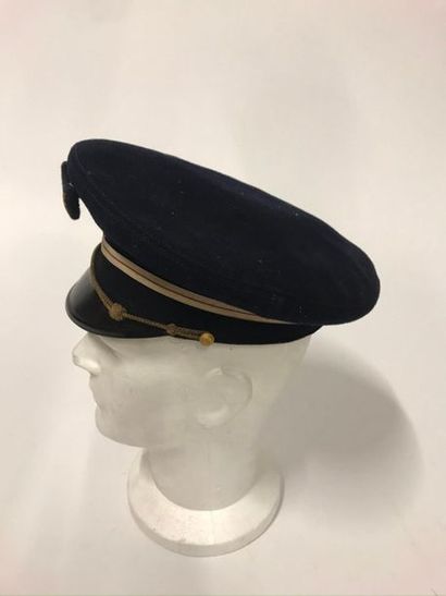 null Deux casquettes de l'armée de l'air française et un couvre-casquette en laine...