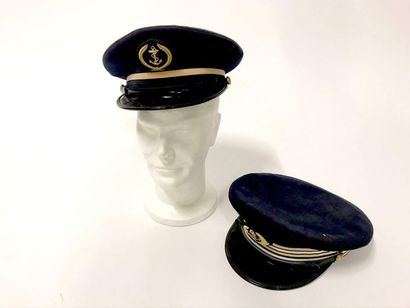 null Deux casquettes d'officier de marine