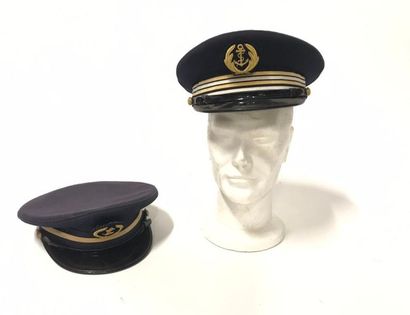 null Deux casquettes d'officier de marine