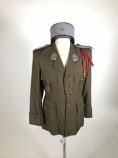 null Tenue de sous officier du quatrième régiment de cavalerie,marocaine comprenant...