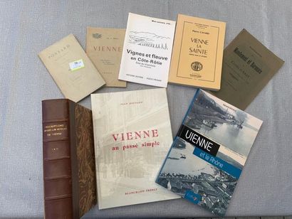 null [Isère]. Un ensemble de 8 ouvrages ou brochures sur Vienne.