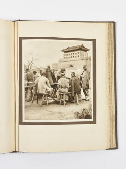 null MENNIE (Donald) : The Pageant of Peking. Shangai, A.S. Watson Co, 1922. Un volume....