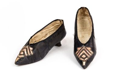 null Belle paire de chaussures pour dame fin Louis XVI en cuir marron et petit talon...