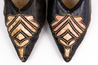 null Belle paire de chaussures pour dame fin Louis XVI en cuir marron et petit talon...