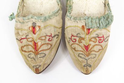 null Paire de mules en pékin crème brodé à petits talons bobine Circa 1770/1780....