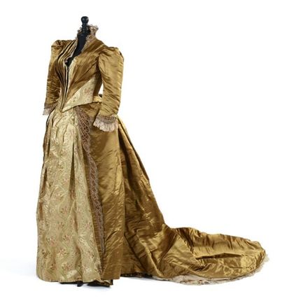 null Robe de réception historisciste à grande traine en taffetas olive et satin broché...