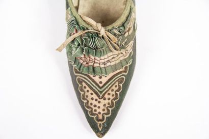 null Ravissante chaussure fin Louis XVI en maroquin de cuir vert et petit talon de...