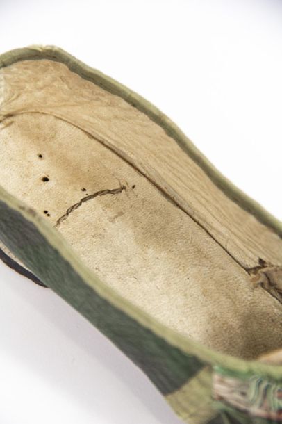 null Ravissante chaussure fin Louis XVI en maroquin de cuir vert et petit talon de...