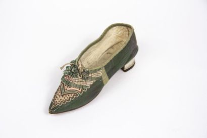 null Ravissante chaussure fin Louis XVI en maroquin de cuir vert et petit talon de...